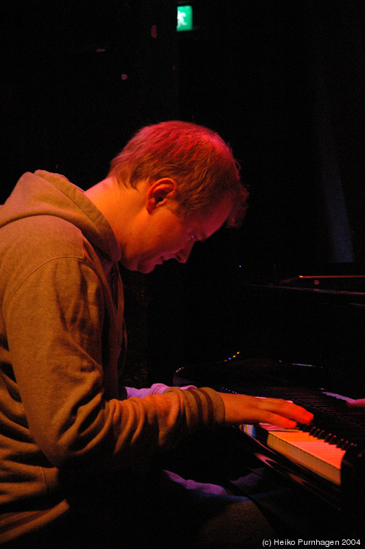 Håvard Wiik (solo) - Jazzland Sessions @ Blå, Oslo 2004-12-02 - dsc_3615.jpg - Photo: Heiko Purnhagen 2004