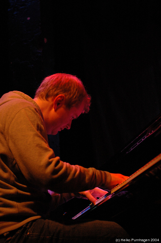 Håvard Wiik (solo) - Jazzland Sessions @ Blå, Oslo 2004-12-02 - dsc_3620.jpg - Photo: Heiko Purnhagen 2004