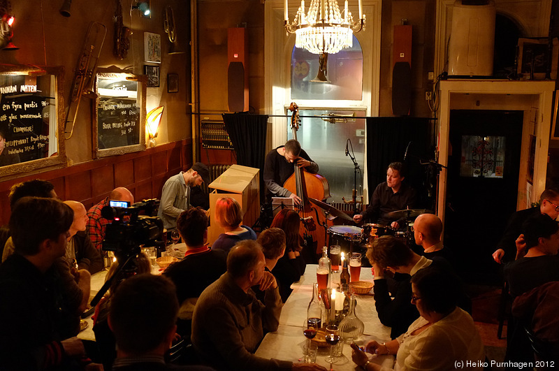 Joakim Simonsson Open Trio @ Glenn Miller Café, Stockholm 2012-12-15 - dscf8818.jpg - Photo: Heiko Purnhagen 2012