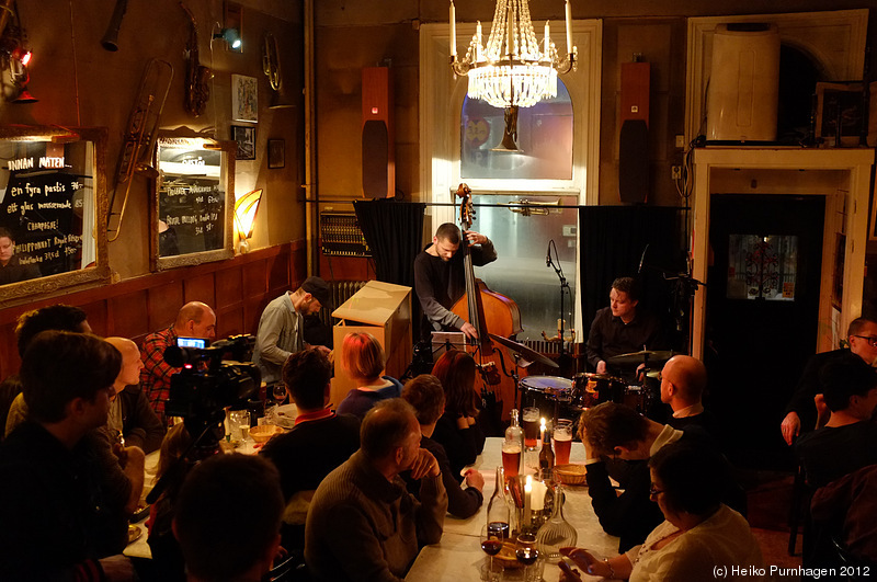 Joakim Simonsson Open Trio @ Glenn Miller Café, Stockholm 2012-12-15 - dscf8819.jpg - Photo: Heiko Purnhagen 2012
