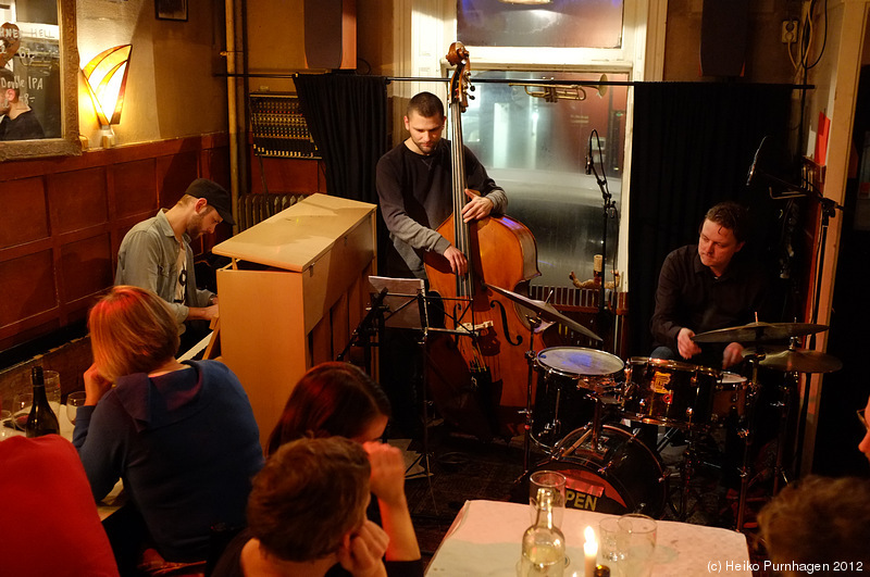 Joakim Simonsson Open Trio @ Glenn Miller Café, Stockholm 2012-12-15 - dscf8824.jpg - Photo: Heiko Purnhagen 2012