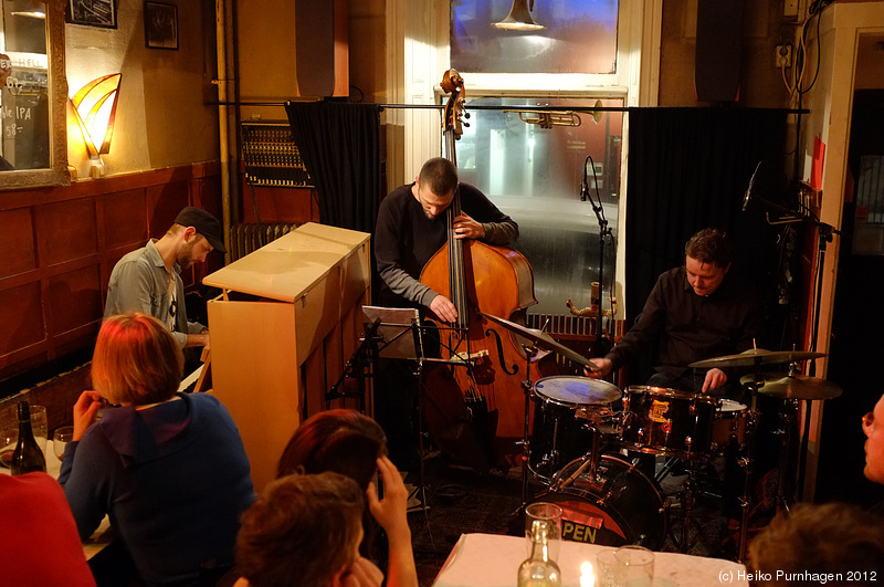 Joakim Simonsson Open Trio @ Glenn Miller Café, Stockholm 2012-12-15 - dscf8826.jpg - Photo: Heiko Purnhagen 2012