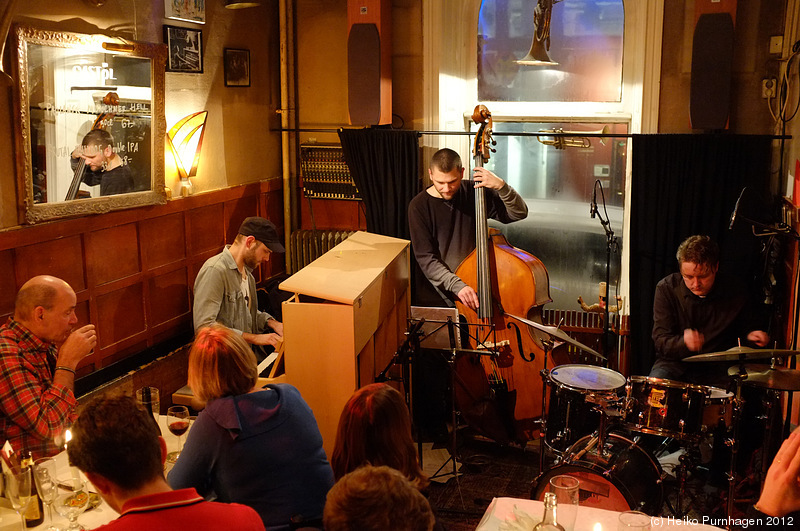 Joakim Simonsson Open Trio @ Glenn Miller Café, Stockholm 2012-12-15 - dscf8834.jpg - Photo: Heiko Purnhagen 2012