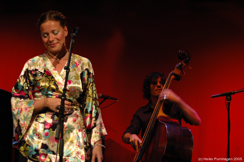 Lina Nyberg Pling + Platypus Ensemble @ Fasching, Stockholm 2005-09-10 - dsc_7550.jpg - Photo: Heiko Purnhagen 2005