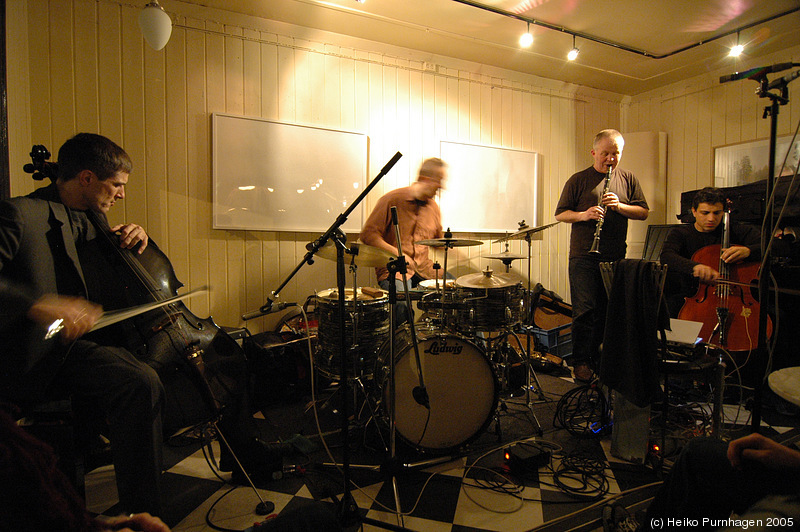 Nilssen-Love/Gjerstad/Lonberg-Holm/Sen @ Sting JazzKlubb, Stavanger 2005-10-25 - dsc_0511.jpg - Photo: Heiko Purnhagen 2005